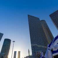 Ligne d'horizon du quartier financier de Tel Aviv. (Crédit : Elijah Lovkoff via iStock by Getty Images)