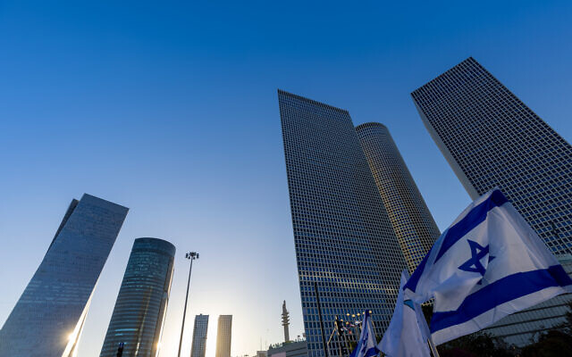 Ligne d'horizon du quartier financier de Tel Aviv. Illustration (Crédit : Elijah Lovkoff via iStock by Getty Images)