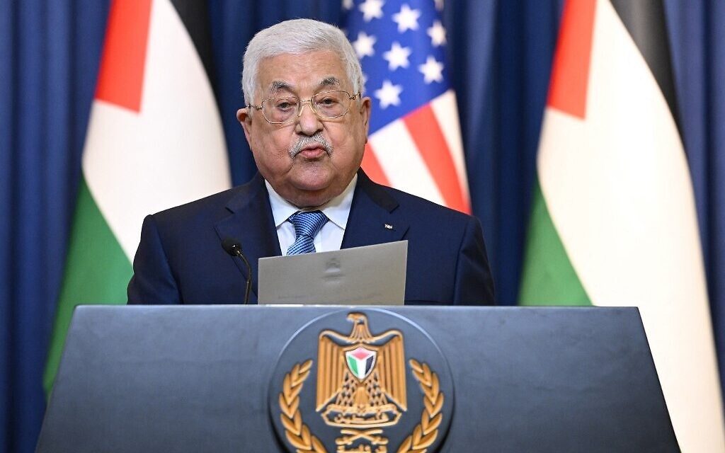 Le président de l'Autorité palestinienne Mahmoud Abbas fait des déclarations aux médias avec le président américain après leur rencontre dans la ville de Bethléem en Cisjordanie, le 15 juillet 2022. (Crédit : MANDEL NGAN/AFP)