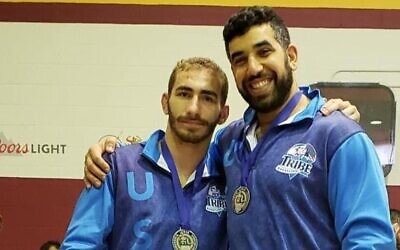 Moshe 'MB' Klyman, à droite, avec son ami Naftali Horowitz à Montréal lors du tournoi de la Coupe Concordia 2018. (Crédit : Autorisation)
