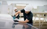 SolarEdge a développé des systèmes d'onduleurs permettant de récolter et de gérer l'énergie des systèmes photovoltaïques (PV). (Crédit : Capture d'écran/YouTube)