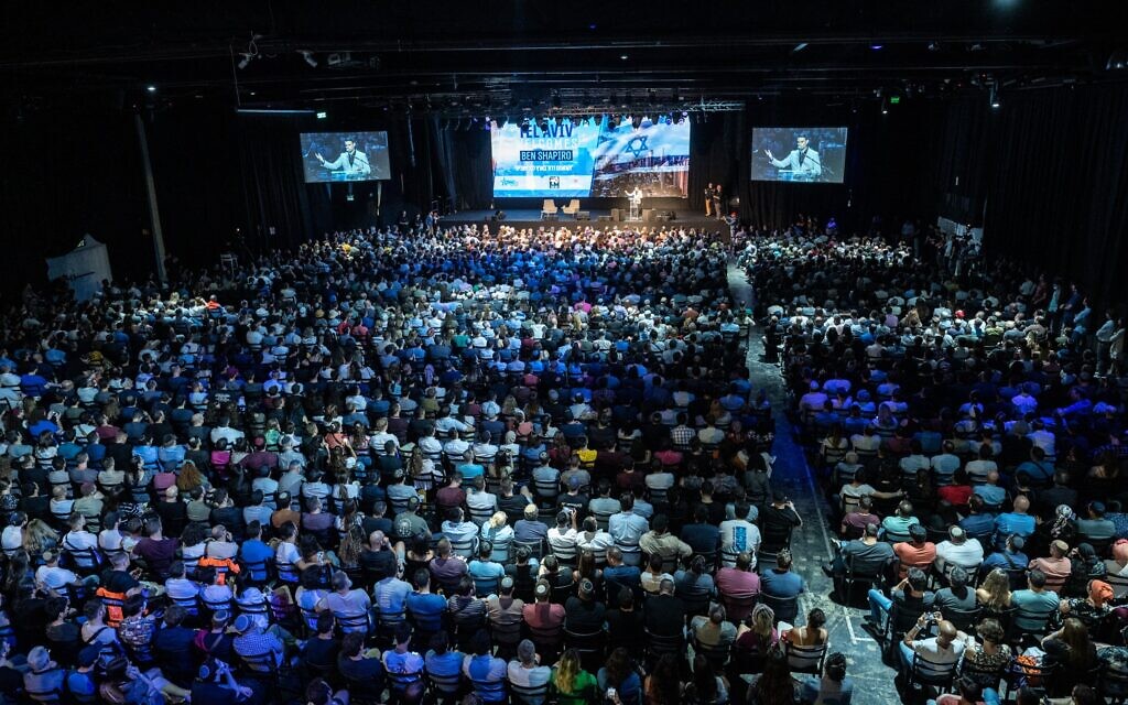 Ben Shapiro, personnalité médiatique et conservateur américain, prend la parole lors d'un événement à Tel Aviv, le 20 juillet 2022 (Crédit : Nadav Cohen Yonatan, GoLive)