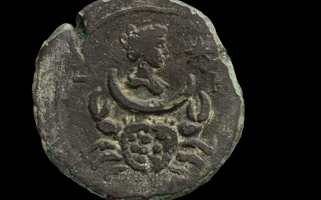 Une pièce de monnaie de 1850 ans portant l'image de Luna, la déesse de la lune, découverte au large de la côte du Carmel. (Crédit : Dafna Gazit/Autorité des Antiquités d'Israël)