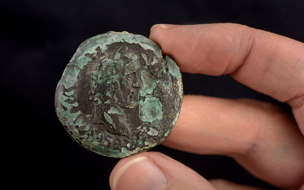 Portrait de l'empereur romain Antoninus Pius sur une pièce de monnaie de 1 850 ans trouvée sur la côte du Carmel. (Crédit : Dafna Gazit/Autorité des Antiquités d'Israël)
