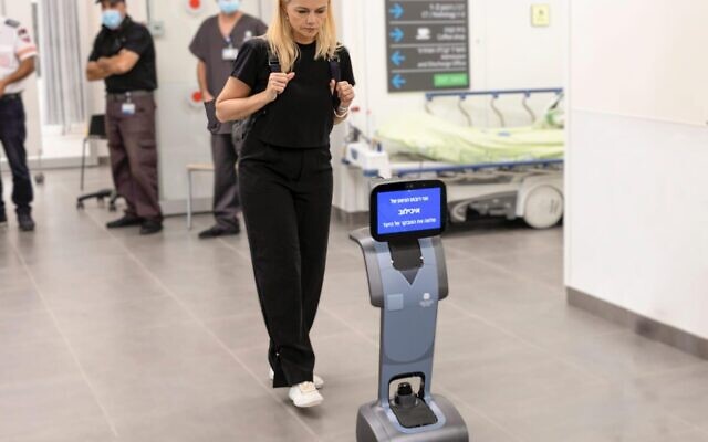 L'un des nouveaux robots des urgences du centre médical Sourasky de Tel Aviv guide un patient (Crédit : Autorisation de l'hôpital Sourasky de Tel Aviv)