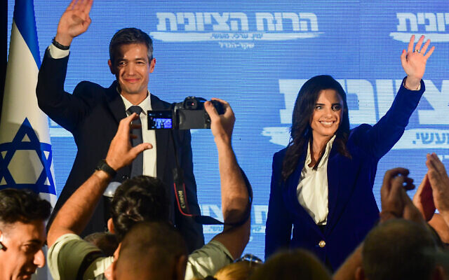Ayelet Shaked tient une conférence de presse avec Yoaz Hendel pour annoncer le lancement de leur parti Esprit sioniste à Kfar Maccabiah à Ramat Gan, le 27 juillet 2022. (Crédit : Avshalom Sassoni/Flash90)