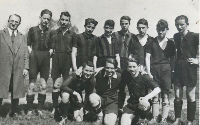 Une photographie non datée de Rolf Friedland, qui deviendra plus tard Ralph Freeman (rangée du haut, troisième à partir de la gauche), avec son équipe de football à Berlin. (Crédit : Autorisation)