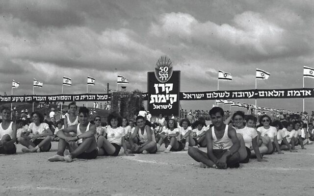 Les athlètes attendant leur tour lors des 3e Maccabiades à Ramat Gan, Israël, 1950. (Crédit : Edgar Hirshbein/KKL-JNF/Photo Archive via JTA)