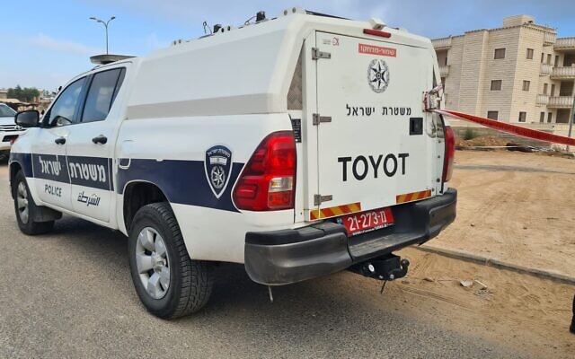 La police sur la scène d'un homicide dans la ville bédouine de Rahat, le 21 juillet 2022. (Crédit : Police israélienne)