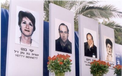 Un mémorial éphémère construit après le désastre du Maccabiah de 1997 (Crédit :  Archives des Maccabiades)