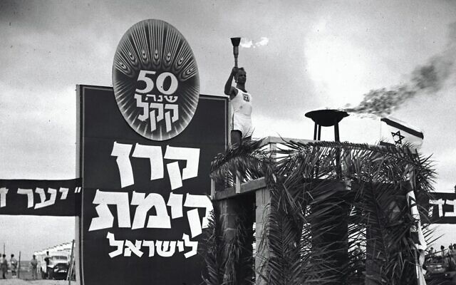 Allumage de la torche lors des 3e Maccabiades à Ramat Gan, en 1950. (Crédit : Izik Eiznshtark/KKL-JNF/Photo Archive via JTA)