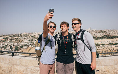 Des touristes chrétiens en Israël dans le cadre du programme "Passages" posent pour un selfie sur la promenade Haas de Jérusalem, qui surplombe la Vieille Ville de la capitale, sur une photo non datée. (Crédit: Mattanah DeWitt/Passages)