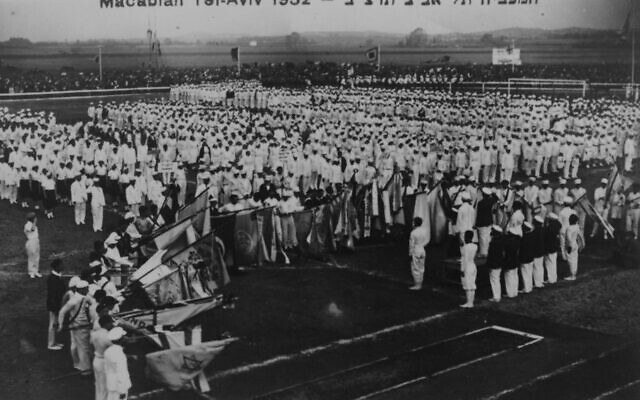Les athlètes faisant la queue lors de la première édition des Maccabiades en 1932. (Crédit : Miriam Shamir/KKL-JNF/Photo Archive via JTA)