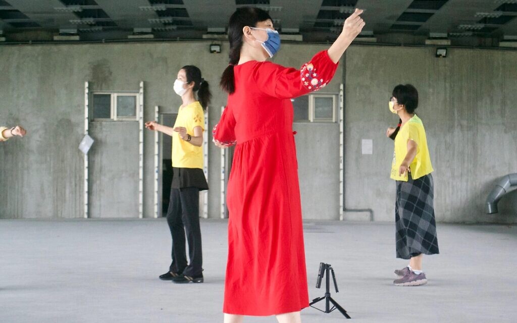 Un professeur de danse taïwanais pratique la danse folklorique israélienne à Yilan, à Taïwan. (Crédit: Jordyn Haime/ JTA)