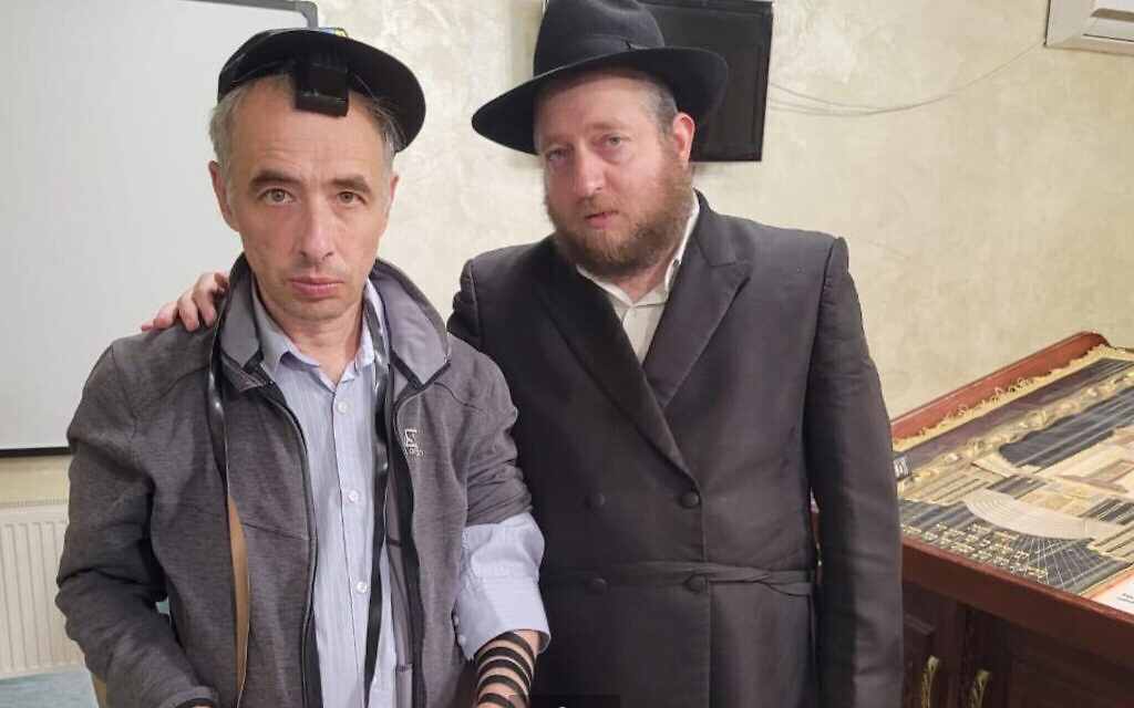 Le rabbin Shaul Horowitz, à droite, rencontre un réfué juif lors d'un office dans la synagogue de Vinnytsia, en Ukraine, au mois de juin 2022. (Autorisation :  Shaul Horowitz/ via JTA)