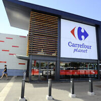 Vue extérieure d'un nouveau magasin Carrefour, le 25 août 2010, à Ecully, près de Lyon, dans le centre de la France. (Crédit : AP Photo/Thomas Campagne)