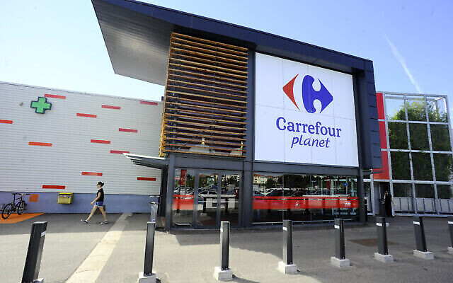 Vue extérieure d'un nouveau magasin Carrefour, le 25 août 2010, à Ecully, près de Lyon, dans le centre de la France (Crédit : AP Photo/Thomas Campagne)