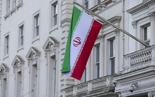 Le drapeau national de l'Iran à l'ambassade de la république islamique à Londres, au mois de février 2014. (Crédit :AP Photo/ Alastair Grant/ File)