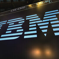 Le logo d'IBM à la bourse de New York, le 18 mars 2019. (Crédit : AP/Richard Drew/Dossier)