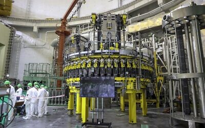 Illustration. Le personnel travaille pour commencer à charger du combustible nucléaire dans la première centrale nucléaire de Biélorussie qui a été construite par la société nucléaire d'État russe Rosatom, près d'Astravets, en Biélorussie, le 7 août 2020. (Crédit : Aksana Manchuk, BelTa, Pool Photo via AP)