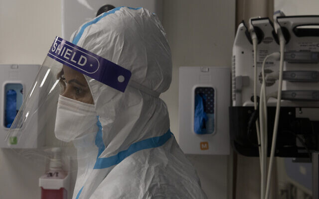 Image d'illustration : Un professionnel de  santé portant un équipement de protection fait une courte pause, dans le service coronavirus de l’hôpital Shaare Zedek, à Jérusalem, mardi 31 août 2021. (Crédit: AP Photo/Maya Alleruzzo)