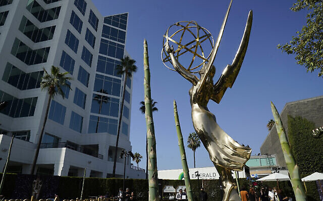 Photographie d'une statue Emmy, lors de la Journée de présentation à la presse, en avant-première, des 73e Emmy Awards, le 14 septembre 2021, à la Television Academy de Los Angeles. (Crédit : AP Photo/Chris Pizzello)