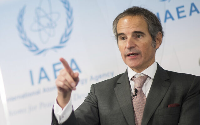 Le directeur général de l'Agence internationale de l'énergie atomique (AIEA), Rafael Mariano Grossi s'exprimant lors d'une conférence de presse à Vienne, en Autriche, le 17 décembre 2021. (Crédit : Michael Gruber/AP)