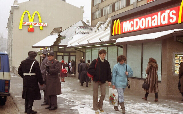 Illustration : Des personnes passent devant le premier McDonalds de Moscou, un jour avant son ouverture, sur la place Pouchkine de Moscou, le 30 janvier 1990. (Crédit : AP Photo/Vicktor Yurchenko, Dossier)