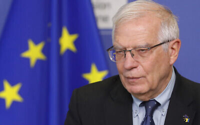 Le chef de la politique étrangère de l'Union européenne, Josep Borrell, s'exprimant lors d'une déclaration de presse au siège de l'UE à Bruxelles, le 27 février 2022. (Crédit: Stephanie Lecocq,Pool Photo via AP)