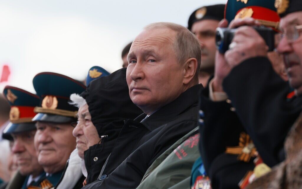 Le président russe Vladimir Poutine regarde pendant le défilé militaire du Jour de la Victoire marquant le 77e anniversaire de la fin de la Seconde Guerre mondiale à Moscou, en Russie, le 9 mai 2022. (Crédit : Mikhail Metzel/Sputnik, Kremlin Pool Photo via AP)