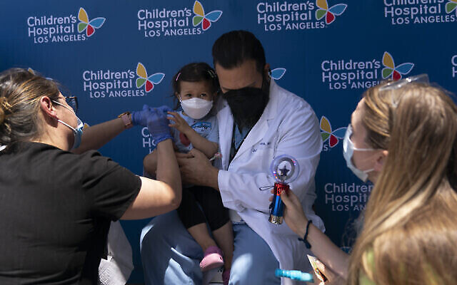 Sofia Espinoza, trois ans, reçoit le vaccin Pfizer contre la COVID-19 à l’hôpital pour enfants de Los Angeles, en Californie, le 21 juin 2022. (Crédit : AP Photo/Jae C. Hong)