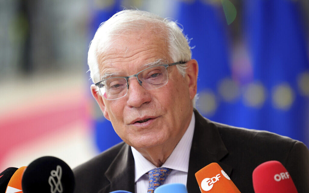 Le chef de la politique étrangère de l'Union européenne, Josep Borrell, s'adresse aux médias, à son arrivée à un sommet de l'Union européenne à Bruxelles, le 23 juin 2022. (Crédit : Olivier Matthys/AP)