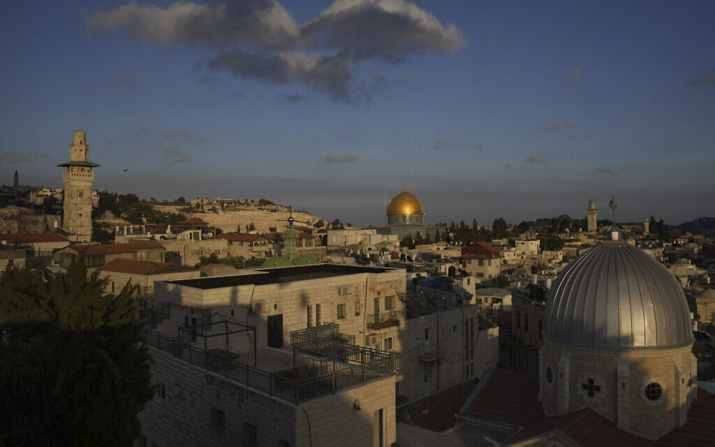 Une vue de la Vieille Ville de Jérusalem avec le sanctuaire du Dôme du Rocher, au centre, le 21 juin 2022. (Crédit : AP Photo/Mahmoud Illean)