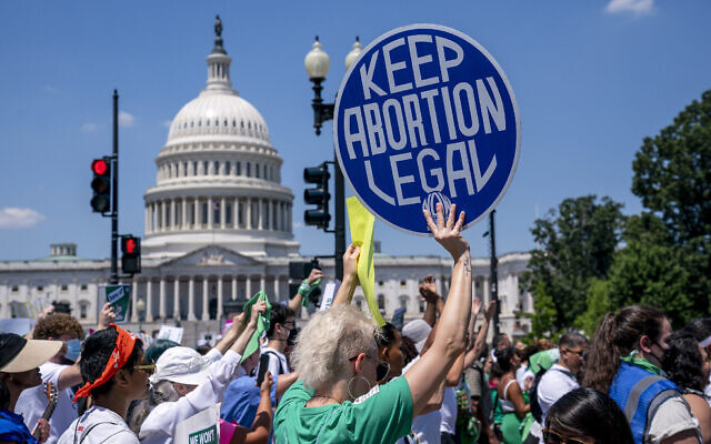 Des militants du droit à l’avortement manifestent contre la décision de la Cour suprême des États-Unis de revenir sur la jurisprudence Roe c. Wade, qui a établi un droit constitutionnel à l’avortement, au Capitole de Washington, le 30 juin 2022. (Crédit : AP Photo/J. Scott Applewhite)