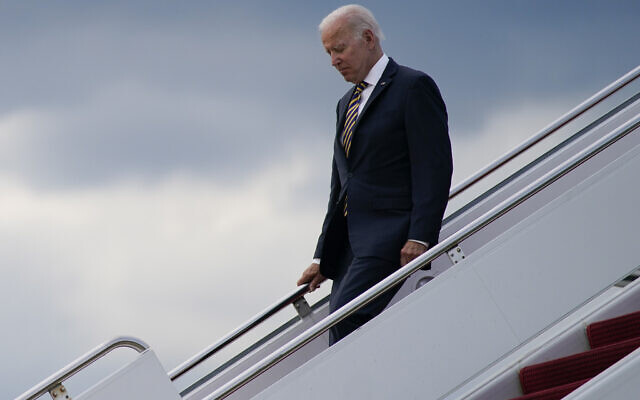 Le président Joe Biden arrive sur la base aérienne Andrews après un voyage à Cleveland, le 6 juillet 2022. (Crédit : AP Photo/Evan Vucci, File)