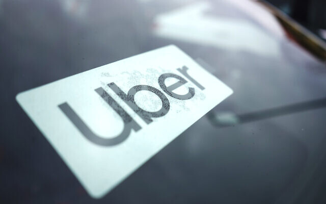 Un panneau Uber est affiché à l'intérieur d'une voiture à Palatine, Illinois, le 10 février 2022. (Crédit : AP/Nam Y. Huh)
