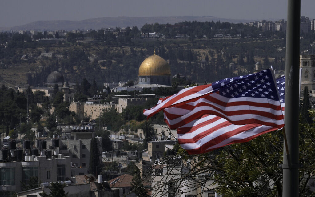 Avec le Dôme du Rocher en arrière-plan, des drapeaux américains flottent avant la visite du Président Joe Biden, à Jérusalem, mardi 12 juillet 2022. (Crédit : AP Photo/Mahmoud Illean)