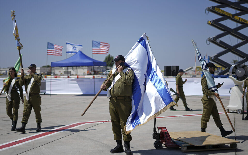 Répétitions de la cérémonie d'accueil du président américain Joe Biden à l'aéroport Ben Gurion près de Tel Aviv, Israël, mardi 12 juillet 2022. (Crédit : AP Photo/Ariel Schalit)