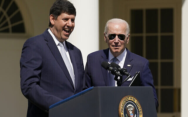 Le président Joe Biden, à droite, aux côtés de son candidat à la direction du Bureau de l’alcool, du tabac, des armes à feu et des explosifs (ATF), Steve Dettelbach, qui s'exprime lors d’un événement à la Roseraie de la Maison-Blanche, à Washington, le 11 avril 2022. (Crédit : AP/Carolyn Kaster)
