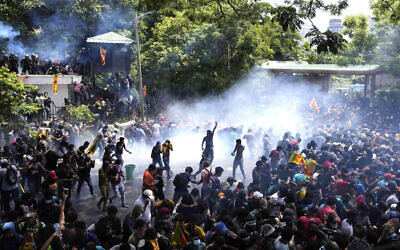 La police utilise des gaz lacrymogènes contre les manifestants qui sont entrés de force dans le bâtiment accueillant le bureau du Premier ministre Ranil Wickremesinghe à Colombo, au Sri Lanka, le 13 juillet 2022. (Crédit : AP Photo/Eranga Jayawardena)