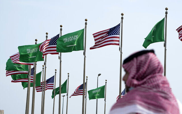 Des drapeaux américain et saoudien flottent avant la visite du président américain Joe Biden, sur une place de Jeddah, en Arabie saoudite, le14 juillet 2022. (Crédit : AP/Amr Nabil)