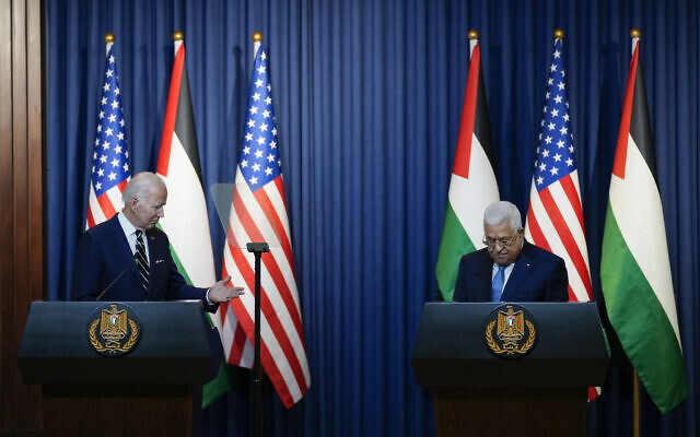 Le président américain Joe Biden écoute le président de l'Autorité palestinienne Mahmoud Abbas lors d'une déclaration commune dans la ville de Bethléem, en Cisjordanie, le 15 juillet 2022. (Crédit : AP Photo/Majdi Mohammed)