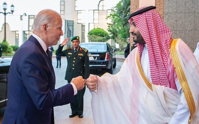 Le prince héritier Mohammed ben Salmane, à droite, saluant le président Joe Biden, par un check après son arrivée à Jeddah, en Arabie saoudite, le 15 juillet 2022. (Crédit : Saudi Press Agency via AP)