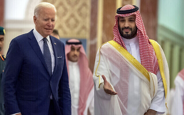 Le prince héritier saoudien Mohammed ben Salman, à droite, accueillant le président américain, Joe Biden à son arrivée au palais Al-Salam à Jeddah, en Arabie saoudite, le 15 juillet 2022. (Crédit : Bandar Aljaloud/Palais royal saoudien via AP)