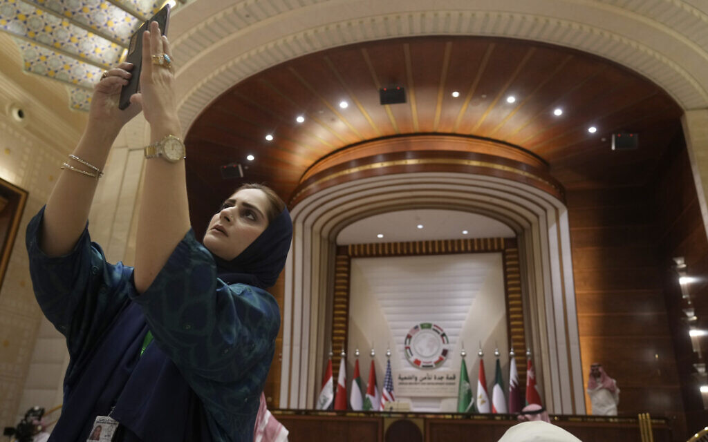 Une journaliste pose pour un selfie à l'issue du Sommet de sécurité et de développement à Jeddah, en Arabie saoudite, le 16 juillet 2022. (Crédit : AP Photo/Amr Nabil)