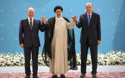 Le président russe Vladimir Poutine, à gauche, le président iranien Ebrahim Raissi, au centre, et le président turc Recep Tayyip Erdogan au palais de Saadabad, à Téhéran, en Iran, le 19 juillet 2022. (Crédit : Sergei Savostyanov, Sputnik, Kremlin Pool Photo via AP)