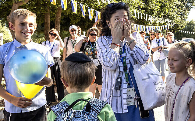 Elina Tabachenko, enseignante ukrainienne, retrouve ses élèves à Nes Harim, en Israël, le lundi 25 juillet 2022. (Crédit : AP/Tsafrir Abayov)