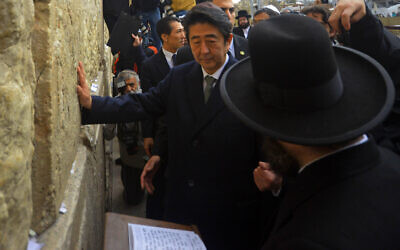 Le Premier ministre japonais Shinzo Abe touche les pierres du Mur occidental lors de sa visite dans la vieille ville de Jérusalem, le 19 janvier 2015. (Crédit: AP Photo/Mahmoud Illean)