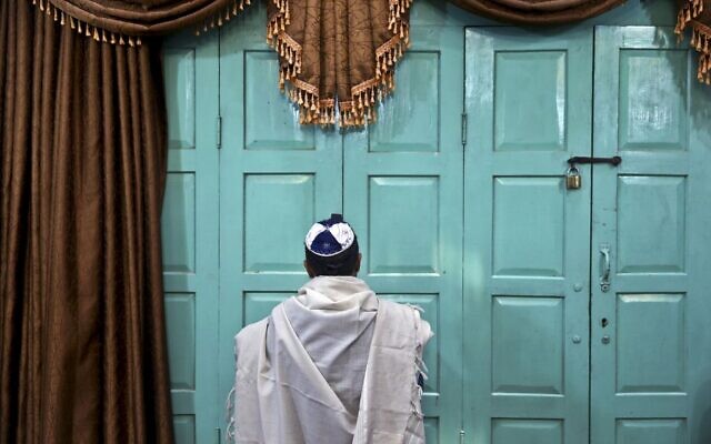 Illustration : Un juif iranien prie à la synagogue Molla Agha Baba, dans la ville de Yazd à 676 kilomètres au sud de la capitale Téhéran, en Iran, le 20 novembre 2014. (Crédit: AP Photo/Ebrahim Noroozi)