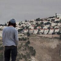 Un habitant juif d'implantations regarde l'implantation de Maale Adumim, en Cisjordanie, à l'Est de Jérusalem, le 5 décembre 2012. (Crédit : AP Photo/Sebastian Schooner/File)